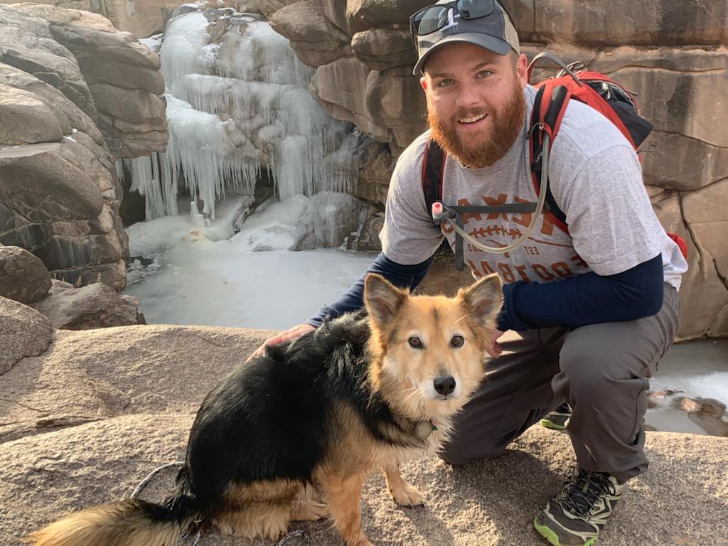 和我的狗露娜一起徒步“大多明格斯峡谷”，在冰冻的瀑布前短暂停留.  在山谷里徒步旅行，欣赏河流、瀑布、美景和一些岩画.